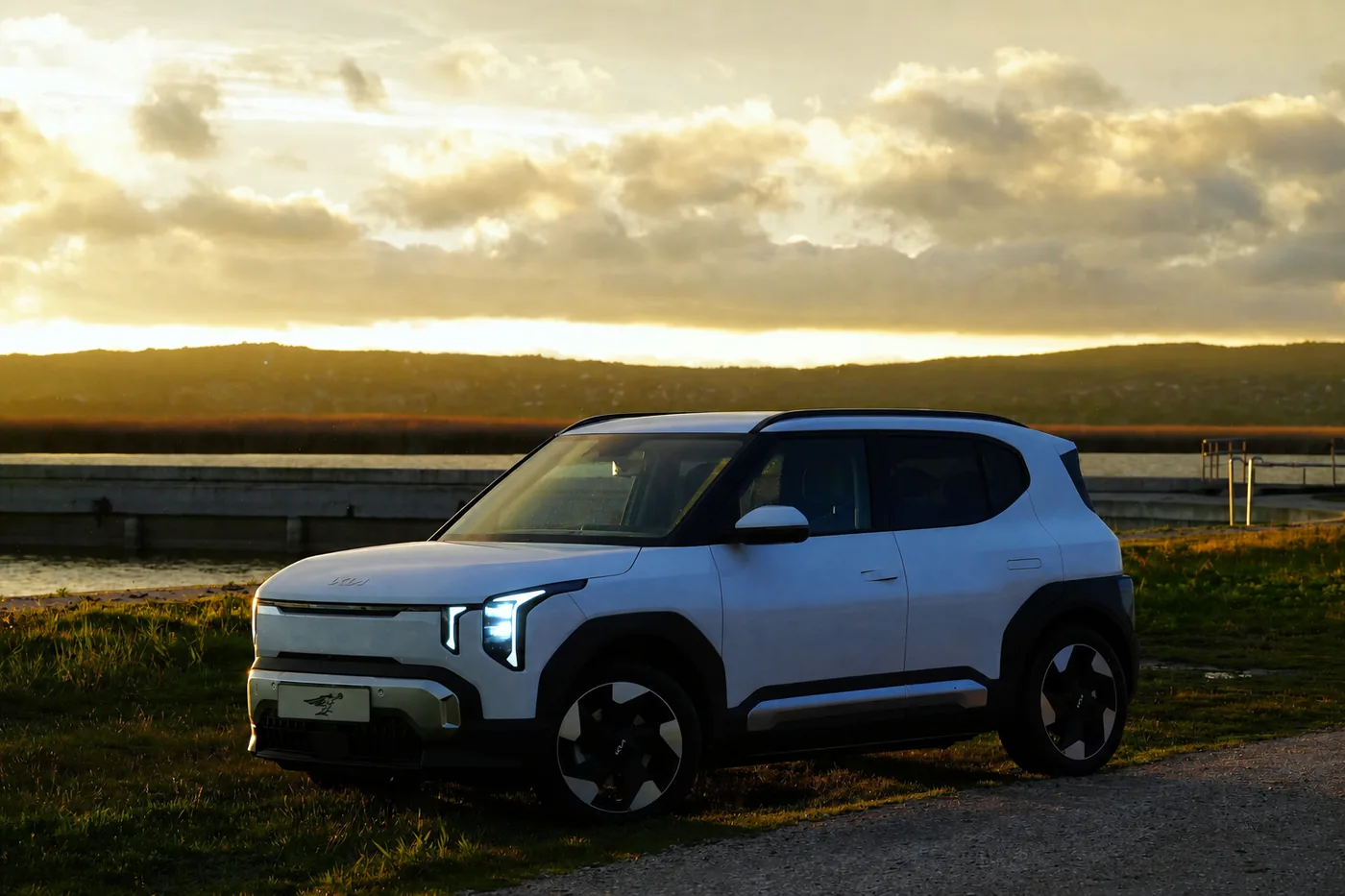 Céges elektromos SUV naplementében – Harum flotta